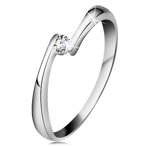 Prsteň z bieleho 14K zlata - číry diamant medzi zúženými koncami ramien BT181.45/52/504.01/03/505.57 - Veľkosť: 62 mm