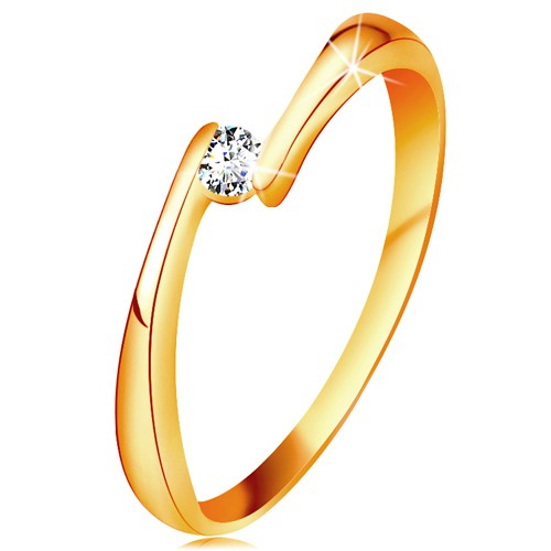 Prsteň zo žltého 14K zlata - číry diamant medzi zúženými koncami ramien BT181.09/15 - Veľkosť: 62 mm