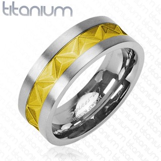 Titánová obrúčka - vzor trojuholníkov zlatej farby  J2.9 - Veľkosť: 67 mm